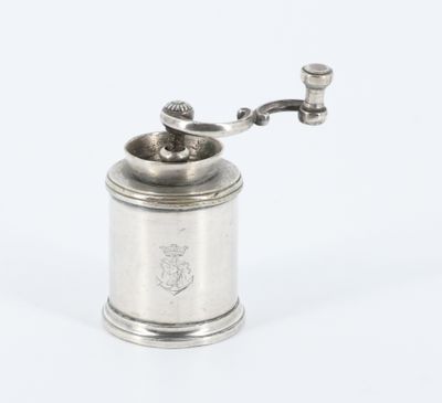 un moulin à café plaqué argent muni d'une poignée, sur fond blanc