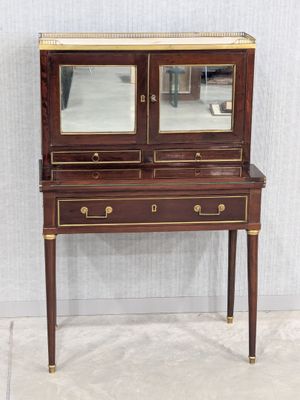 un petit bureau surmonté d'un miroir