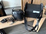 un sac noir et un sac noir posés sur une table en bois