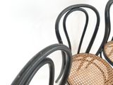 trois chaises qui sont assises l'une à côté de l'autre