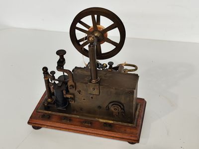 une petite machine posée sur une table