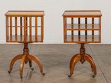deux tables en bois munies de roulettes, posées sur un sol carrelé