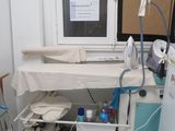 une photo d'une chambre d'hôpital avec un lit et une fenêtre