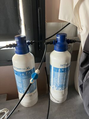 deux bouteilles d'eau posées l'une à côté de l'autre sur un plan de travail