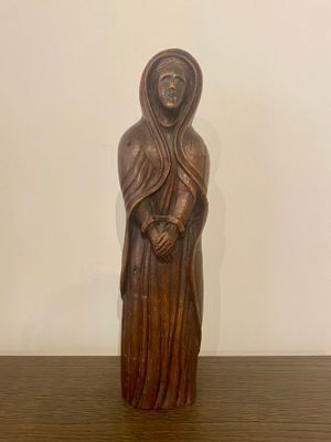 statue en bois d'une femme tenant un bébé dans ses bras