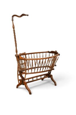 un petit panier en bois muni d'une anse, posé sur un support