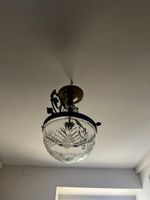 SUSPENSION en cristal taillé et métal doré demi-sphérique.