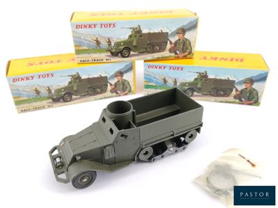 des véhicules militaires miniatures sont posés devant une boîte fermée
