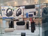 une vitrine en verre contenant des écouteurs et d'autres appareils électroniques
