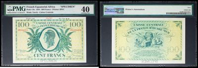 Trois types de monnaies différents sont exposés dans une vitrine.