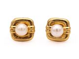 une photo d'une paire de boucles d'oreilles en or et perles