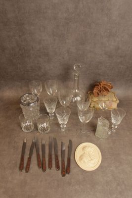 quelques verres et un centime posés sur la table
