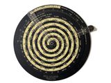 une image représentant une horloge noire et dorée sur fond blanc