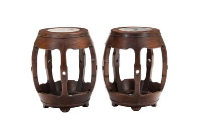 paire de tabourets en bois avec plateau et pieds en marbre