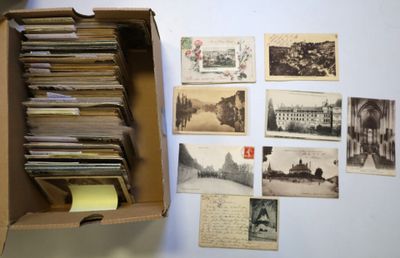 une boîte remplie de vieilles cartes postales posée sur une table