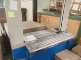 une grande machine installée dans une pièce
