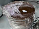 un gâteau emballé dans du film plastique posé sur la cuisinière