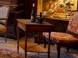 un salon avec un canapé, un fauteuil, une table et une cheminée