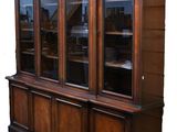 image d'un vaisselier en bois avec des portes en verre