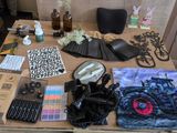une table sur laquelle se trouvent de nombreux objets