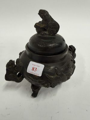 un petit pot noir orné d'un oiseau