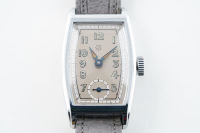 l'image d'une montre sur une surface blanche