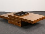 une table en bois sur laquelle est posé un bol carré