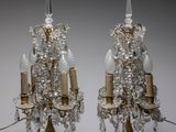 paire de bougeoirs en cristal et en laiton posés sur un socle