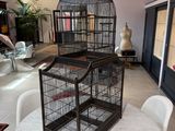 une cage à oiseaux posée sur une table au milieu d'une pièce