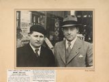 deux hommes en costume et chapeau, debout l'un à côté de l'autre