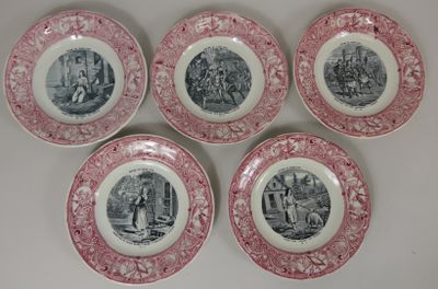 Cinq assiettes à dessert en faïence de GIEN à décor de l’his…