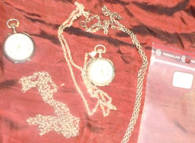 une photo montrant un collier, une montre et d'autres objets posés sur une table