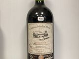 une bouteille de vin posée sur une table à côté d'une bouteille de vin