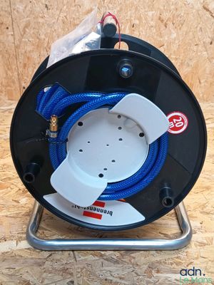 un gros plan d'un dévidoir auquel est raccordé un tuyau bleu
