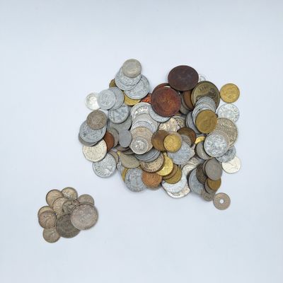 une pile de pièces de monnaie posée sur une table à côté d'une pile de pièces de monnaie