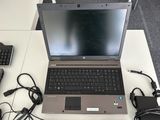 un ordinateur portable posé sur un bureau