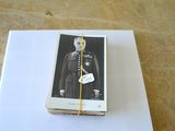un livre sur la couverture duquel figure la photo d'un homme en uniforme