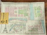 une table sur laquelle est posée une carte de Paris