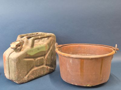 deux vieux pots posés l'un à côté de l'autre sur une table