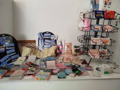 une table sur laquelle se trouvent de nombreux objets