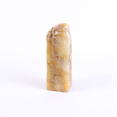 une photo d'une pierre jaune sur fond blanc