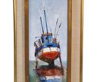 tableau à l'huile représentant un bateau de pêche, exposé dans un cadre doré