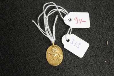 une pièce d'or à laquelle est attachée une étiquette de prix