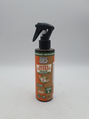 un gros plan d'un flacon d'anti-moustiques posé sur une surface blanche