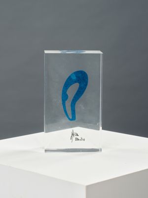 une image représentant une sculpture en verre ornée d'un motif bleu