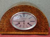 une horloge en bois avec des chiffres romains