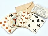 de nombreuses cartes à jouer disposées sur une surface blanche