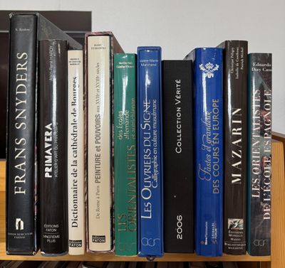 many books that are sitting on a shelf together