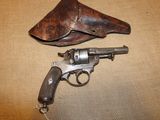 un revolver et un étui en cuir posés sur une table