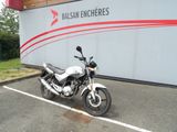 une moto qui est garée dans un parking
